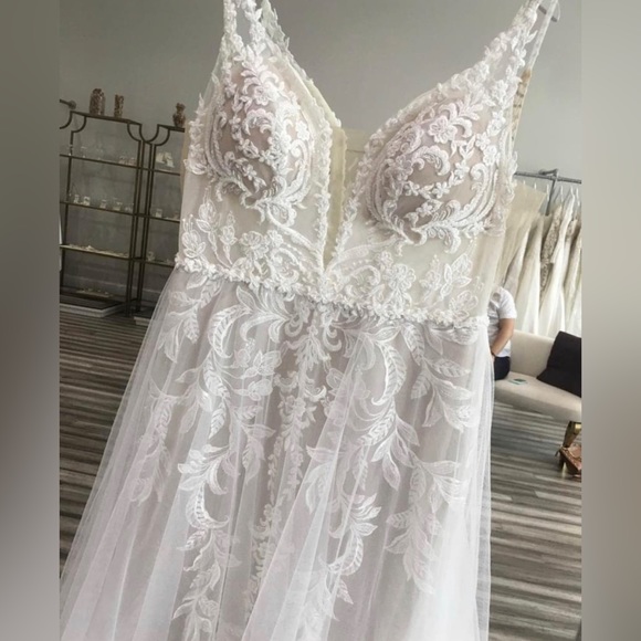 NEW Essence of Australia Lace V-Neckline with Sheer Bodice Wedding Gown D3324 - Picture 7 of 9